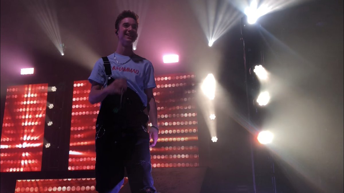 seavzy's tweet photo. • @SeaveyDaniel no palco ontem a noite
#InvitationTourPhoenix https://t.co/ZWaWihfW4Q