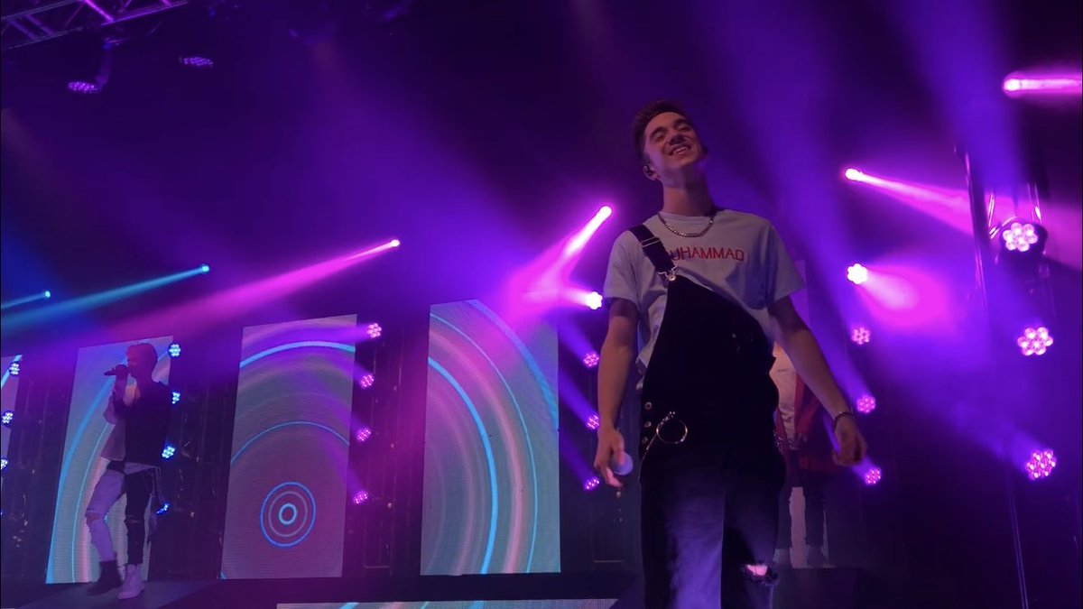 seavzy's tweet photo. • @SeaveyDaniel no palco ontem a noite
#InvitationTourPhoenix https://t.co/ZWaWihfW4Q