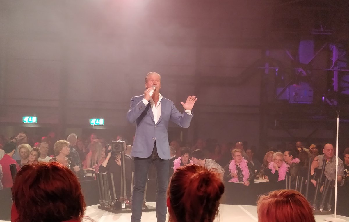 unitynl's tweet photo. Dries Roelvink on stage bij Hollands Live in Hangaar2! Luister je ook mee via 106.1 FM of https://t.co/qTeTWN75z2?! #gezellig #unitynl https://t.co/EznLRyQVBv