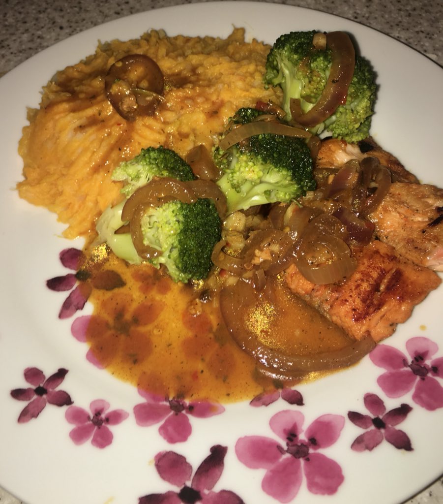 CJsNation's tweet photo. When #dinner so good you don’t need a #filter or #photoedit. Best of both worlds @annikan_reid @AngelaN_Barnes 🇬🇧🇯🇲
#Sweetpotato #yam #swede &amp;  #parsnip mash with #Salmon #jerkgravy &amp; #broccoli for the #recipe tune in @Sportified_IMIS @RadioCardiff next week.
#HealthyEating https://t.co/SJcZ0O60tO