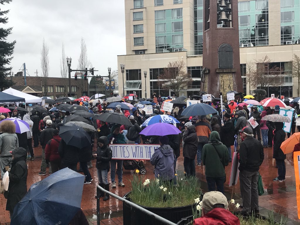 JProkop16's tweet photo. The front of the group has reached Esther Short Park in #VanWa. #MarchForOurLives https://t.co/OK4Z6gf3ZV