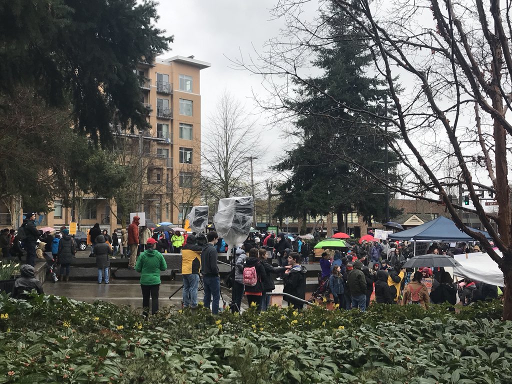 JProkop16's tweet photo. The front of the group has reached Esther Short Park in #VanWa. #MarchForOurLives https://t.co/OK4Z6gf3ZV