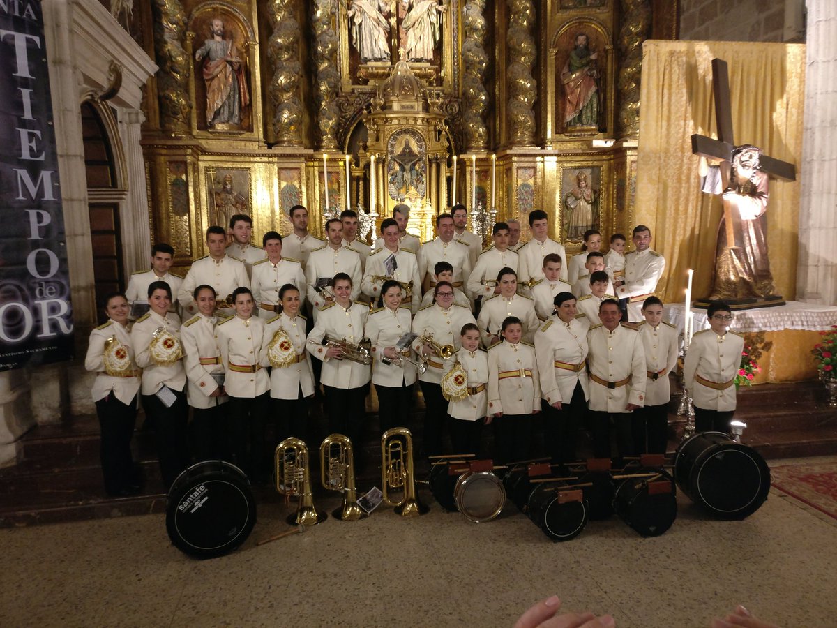chamarileros's tweet photo. Nuestra @amjesuscruz nada más acabar su tradicional concierto en la Parroquia de @SCosmeySDamian. ¡No podíamos tener mejor acompañamiento musical! #SemanaSanta #SSantaBU #SábadodePasión #Burgos https://t.co/Z6snGjtDou