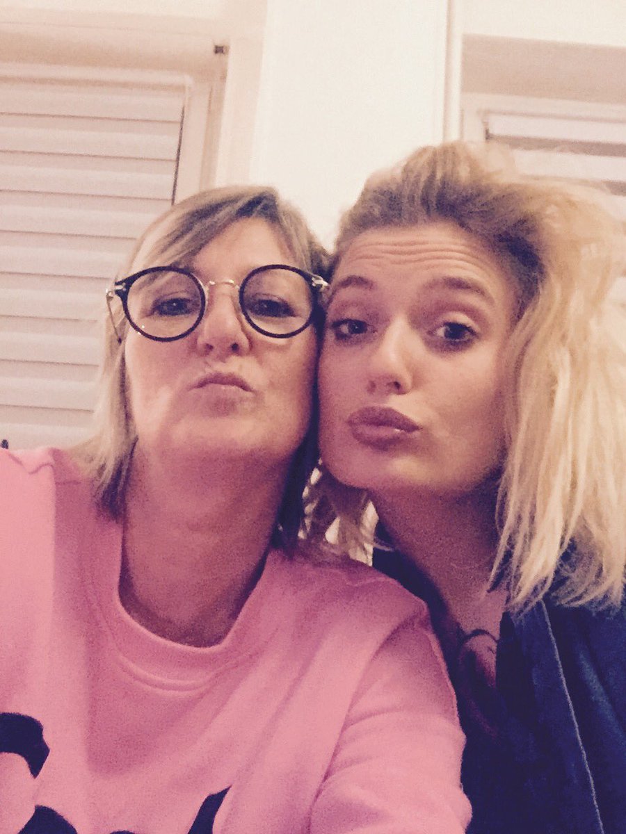 doenlen_anne's tweet photo. Ma fille et moi 😘💕, il manque la princesse ... https://t.co/N90LpiEGKr