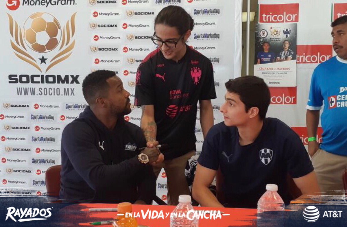 🙌🏻| Dorlan Pabon y <a href="/StefanMedina/">Stefan Medina</a> en firma de autógrafos, conviviendo con los #RayadosTexanos #SocioMx 

#SomosRayados 🔵⚪️