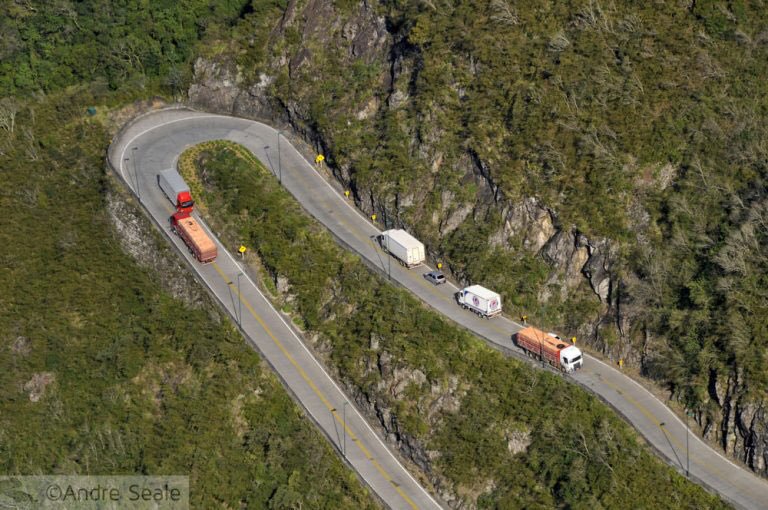 essa aqui é a segunda curva mais perigosas do Brasil localizada na serra do rio do rastro, a primeira é a do seu sorriso bb