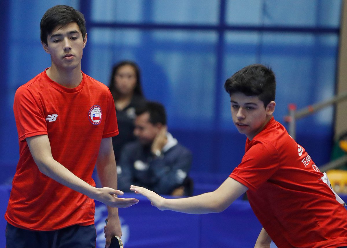 INDChileOficial's tweet photo. ¡CHILE 🇨🇱 CAMPEÓN 🏆 SUDAMERICANO TRAS VENCER A BRASIL 🇧🇷! Nicolás Burgos y Andrés Martínez vencieron 3-1 a Diogo Silva y Eduardo Tomoike y lograron el título del dobles masculino de Sudamericano Juvenil de Tenis de Mesa ¡Felicitaciones! #ChileCompite 🏓 https://t.co/kcEToKnI2d
