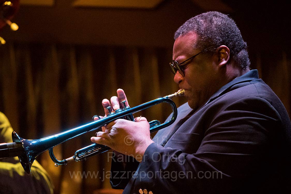 Jazzreportagen (@jazzreportagen) on Twitter photo Das Wallace Roney Quintet im @bixjazzclub <a href="/EmilioLModeste/">Emilio Modeste</a> <a href="/CurtisLundy5/">CurtisLundy</a>
Unser Bericht hier:
reportagen.biz/konz_wallace_r… Das Wallace Roney Quintet im @bixjazzclub <a href="/EmilioLModeste/">Emilio Modeste</a> <a href="/CurtisLundy5/">CurtisLundy</a>
Unser Bericht hier:
reportagen.biz/konz_wallace_r…