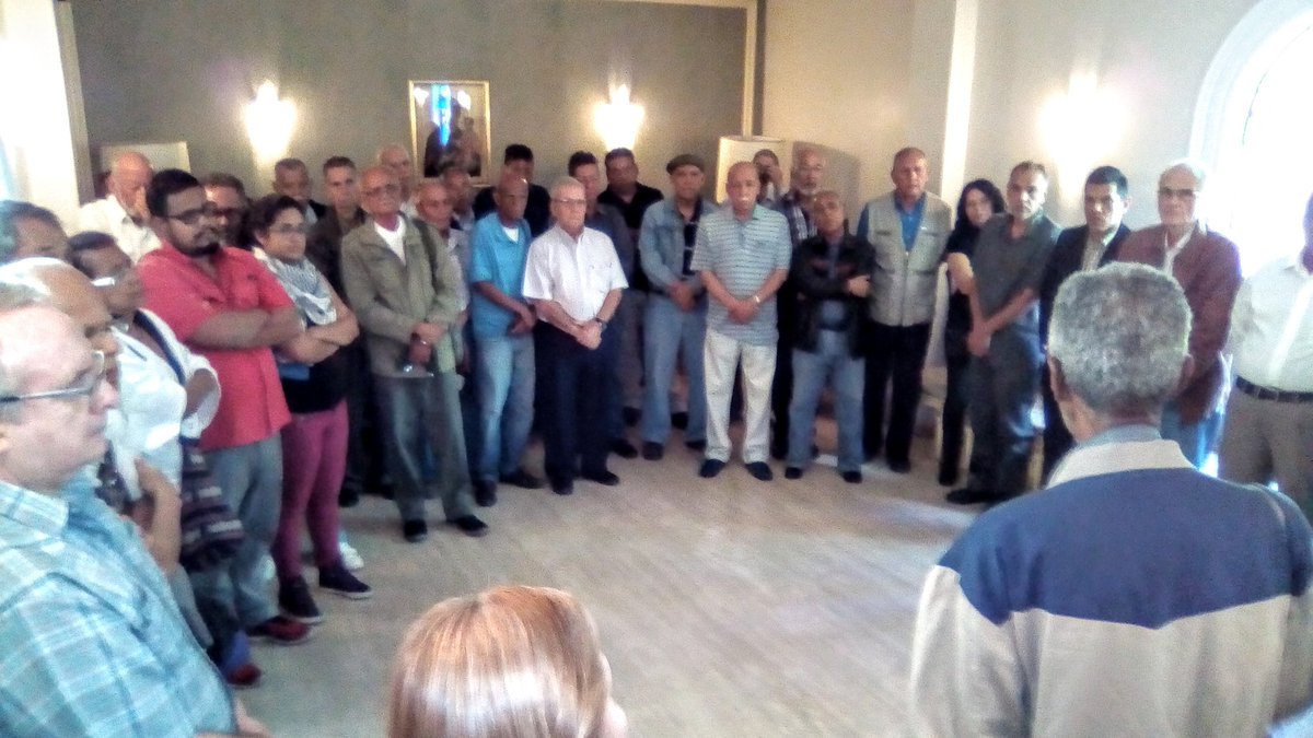 notivecinos's tweet photo. Un sentido homenaje por parte de sus camaradas de la célula Ramon Henry Pasquier a Manuel Vadell, quien presidió la Fundacion Amigos Combatientes de los Años Sesenta. Sus camaradas rindieron honores entonando "Soy Comunista" y el Himno Nacional ¡Vuela Alto camarada Manuel¡ https://t.co/hEmMh8WHG3