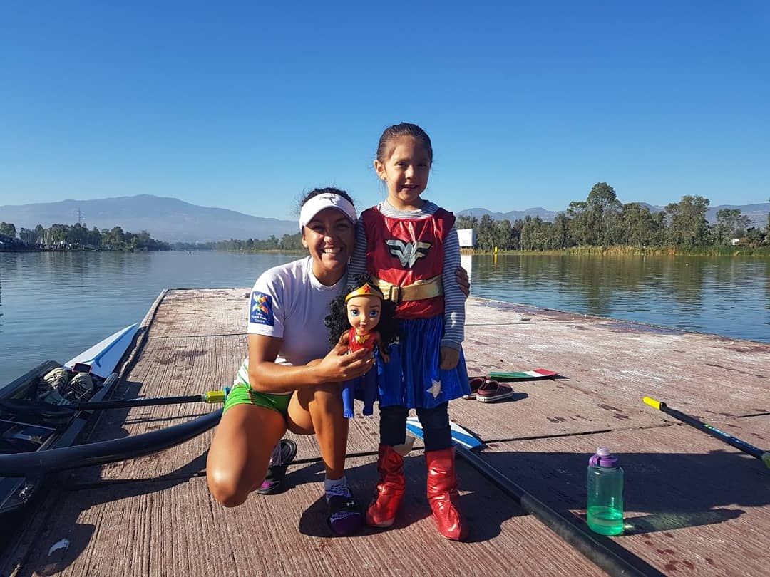 kenialechuga's tweet photo. Me encantó una pequeña fan que fué a echarme porras durante la evaluación!! 😍 #WonderWoman https://t.co/3g1XeUqiam