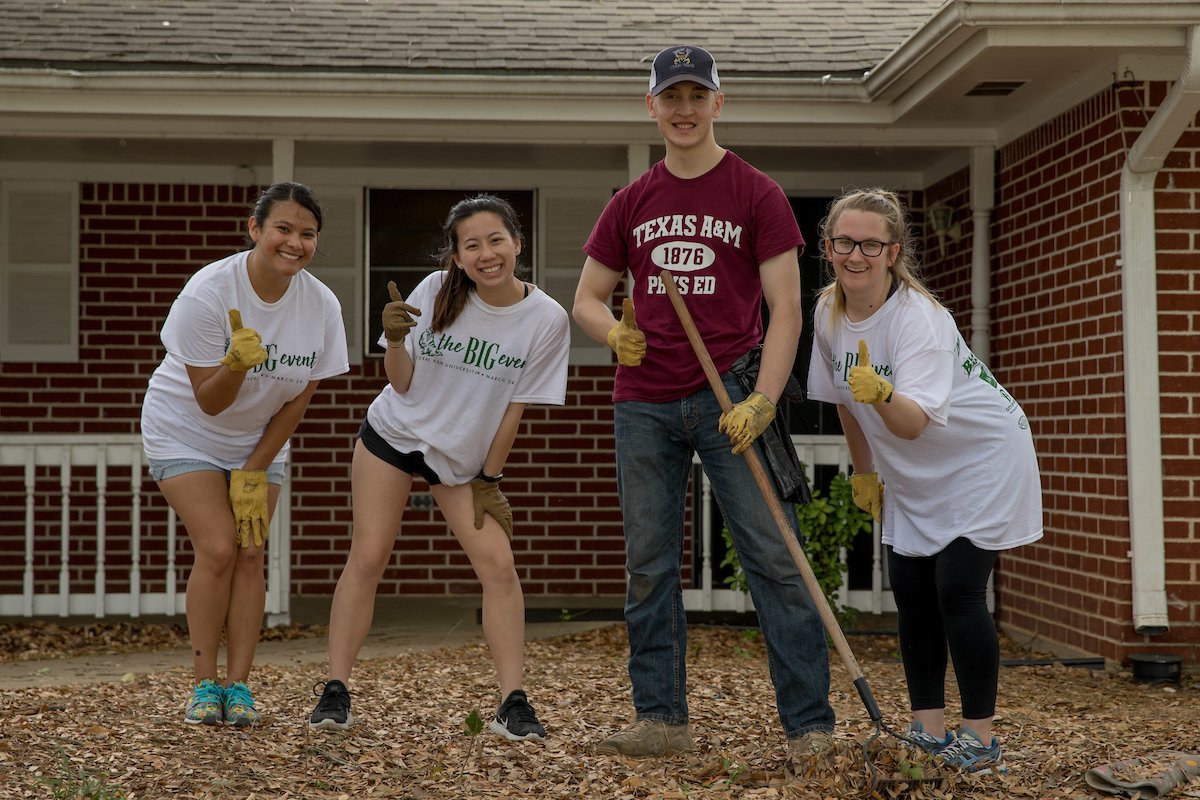 Three Aggies gigging 'em while raking leaves in a front yard