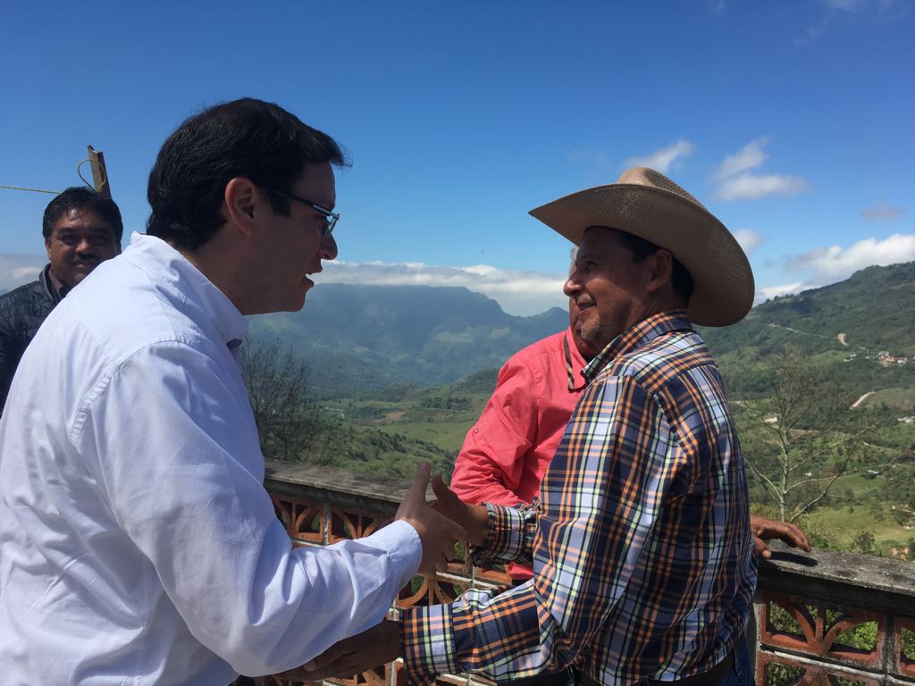 Luentes's tweet photo. Seguimos fortaleciendo el movimiento de @lopezobrador_. Gracias a los compañeros de #Amixtlan por su apoyo.

#MorenaVa
#AMLO2018
#JuntosHaremosHistoria https://t.co/zSvPVRXf05