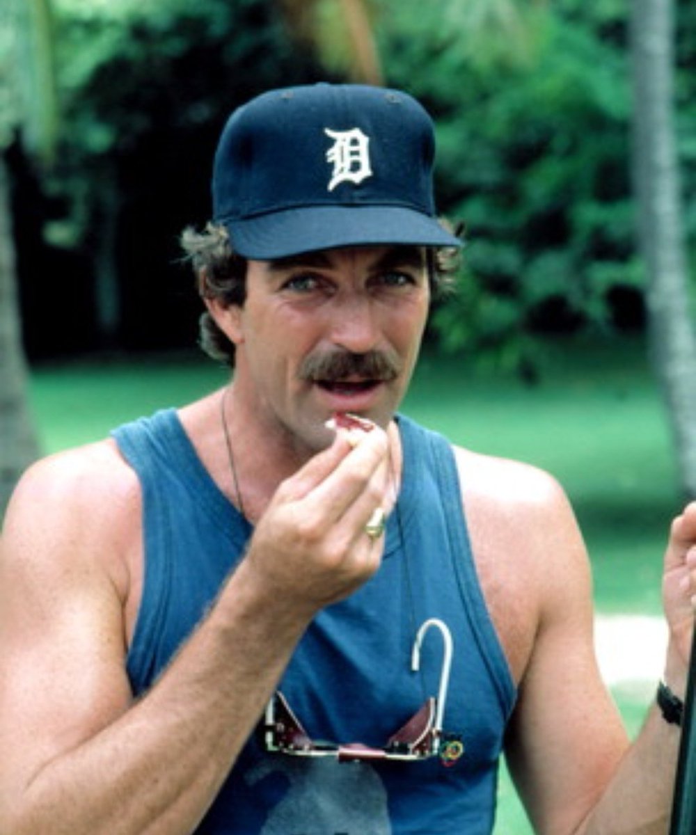 Thomas Mann è Thomas Magnum. Ci avevate mai pensato? È che non avevano nessuno che gli impediva di farsi crescere i baffi. Sennò mica li avrebbero avuti. Beati loro. Comunque che ganzi. Se dovevo scegliere comunque facevo Magnum P. I.