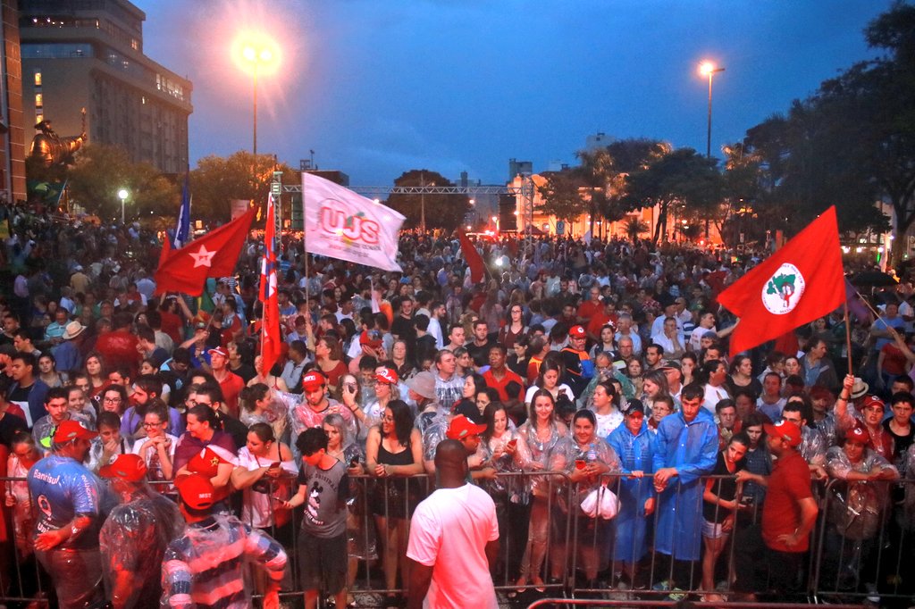 PTnaCamara's tweet photo. Povo de Chapecó já lota a praça da catedral para receber a caravana do presidente @LulapeloBrasil 
#LulaPeloSul #LulaEmChapeco #LulaEmSC https://t.co/z9aFJHD38f