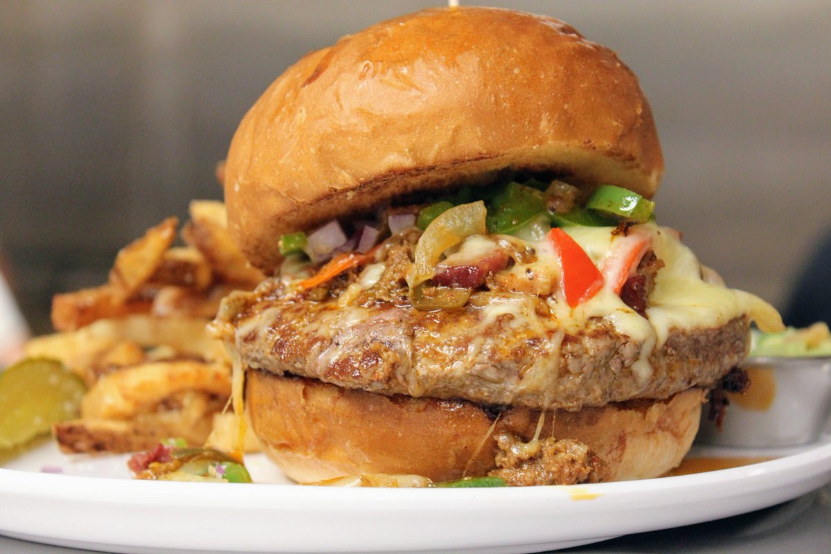 oscarswincircle's tweet photo. Say hi to the Winner's Burger! Inspired by the Mexican dish alambre: ham, bacon, chorizo, peppers and onions, plus chipotle jack and guac on the side 🍔🍔🍔 https://t.co/EnThsZAfMD