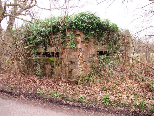 PillboxSG's tweet photo. EnoughMaterial For A Good Forthcoming Article In PSG Loopholes, GHQLine B @ Elstead & #RiverWey Boasts Five Varying & Different Designs Of Rectangular & Square Infantry #WW2Pillboxes Shellproof & BulletProof https://t.co/P1Dhbu64ZY