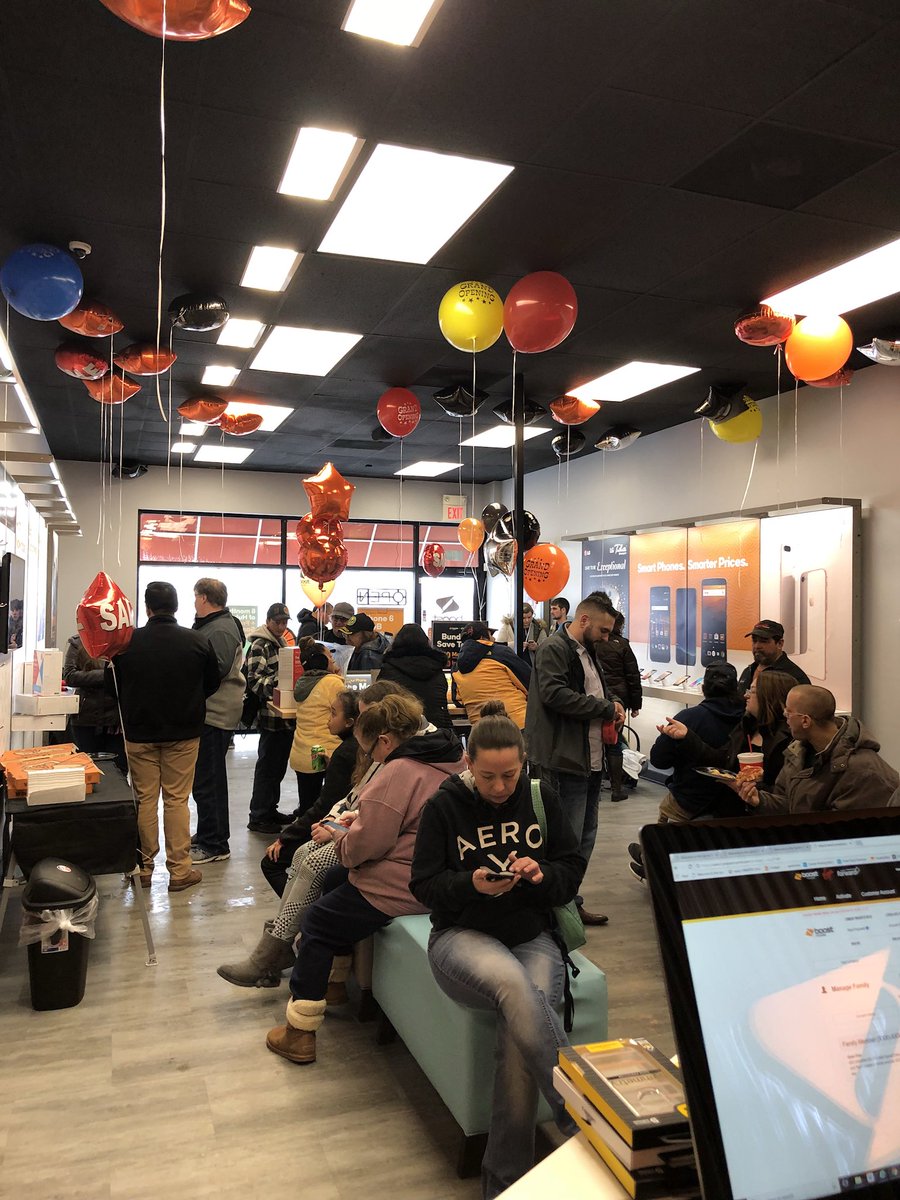 SPGxoch's tweet image. Grand Opening event with HNK in Pekin IL. Amazing turnout #boostnation #grandopening #winning