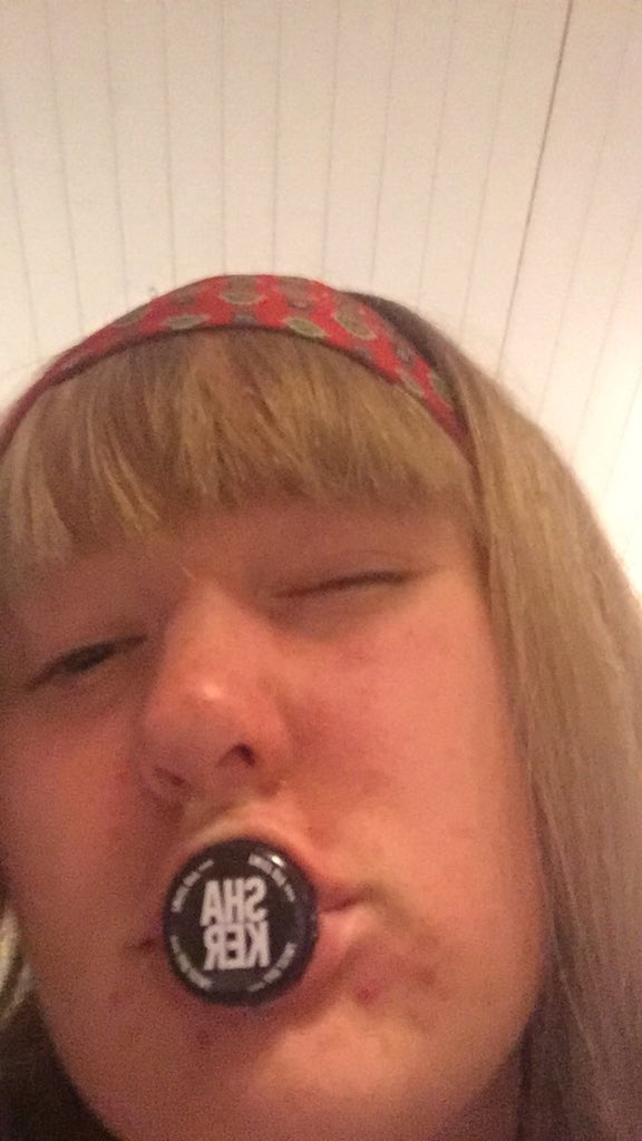 sirinezzz's tweet photo. taking the Kylie Jenner challenge to a whole new level #outdatedmeme https://t.co/6svOh7dlMk