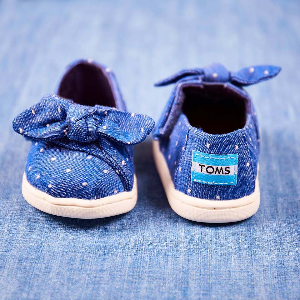 TOMSeurope's tweet photo. Bows and dots for days. #tinyTOMS 📷 @weareKIDLY https://t.co/gxQaarEUpo https://t.co/jpcxUqnJTz