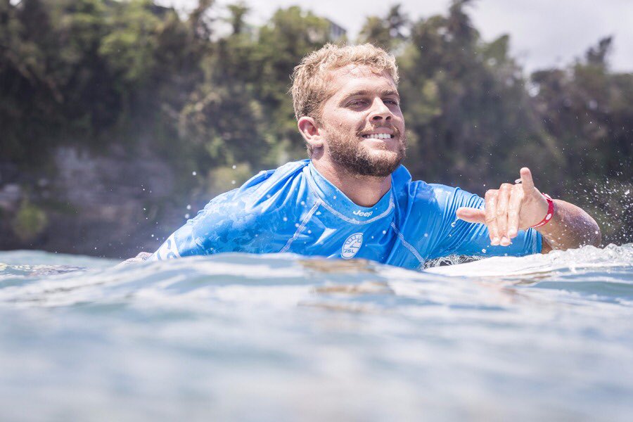 Surfing Latino tweet media