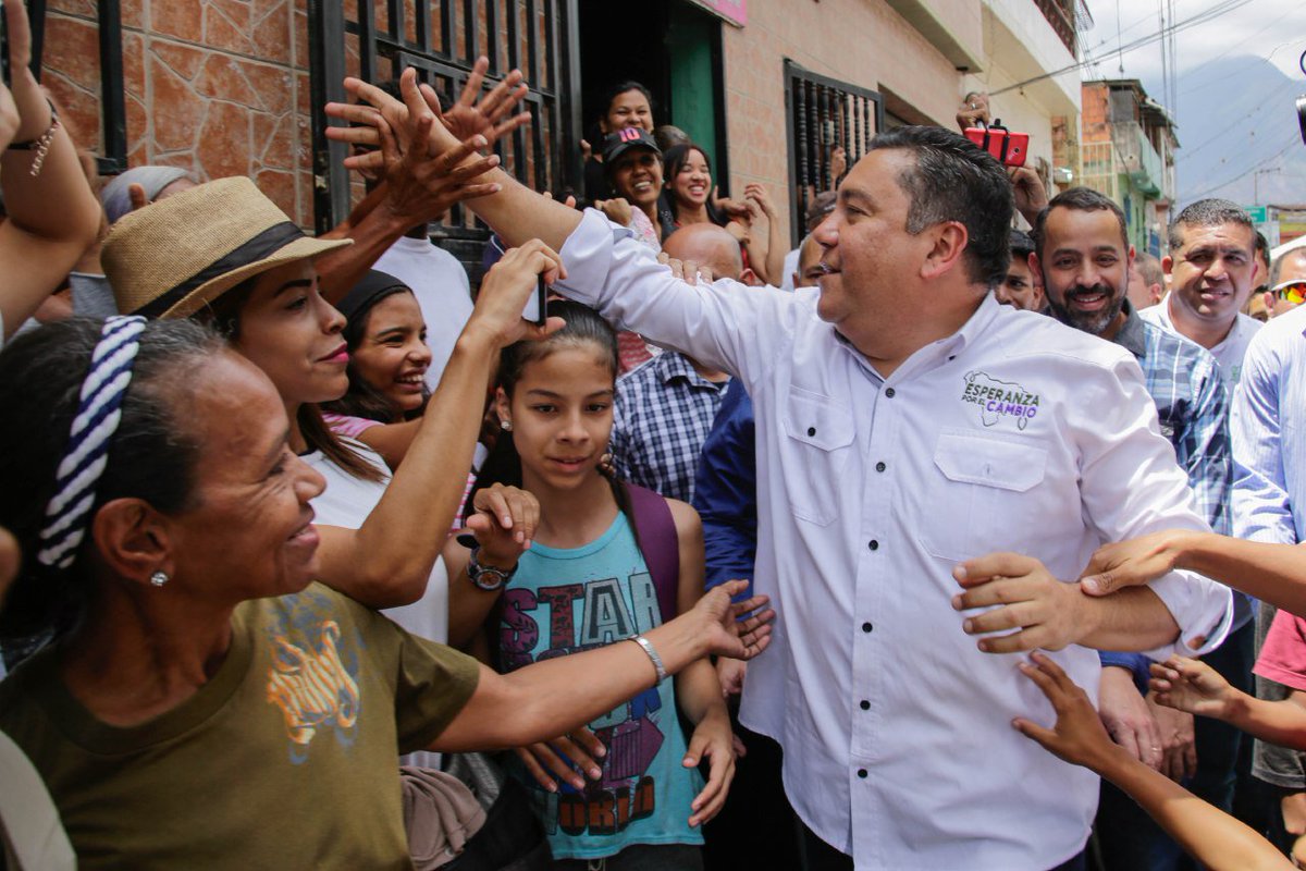 JAVIERBERTUCCI's tweet photo. Hoy estuve abrazando y recorriendo toda la línea de Petare en el sopazo, diciéndole a la gente que no desmayemos, que aún hay esperanza en este país y que Petare vivirá mejores días porque el cambio ya empezó. #SopaSinCarnet https://t.co/mjBWJLNJaM