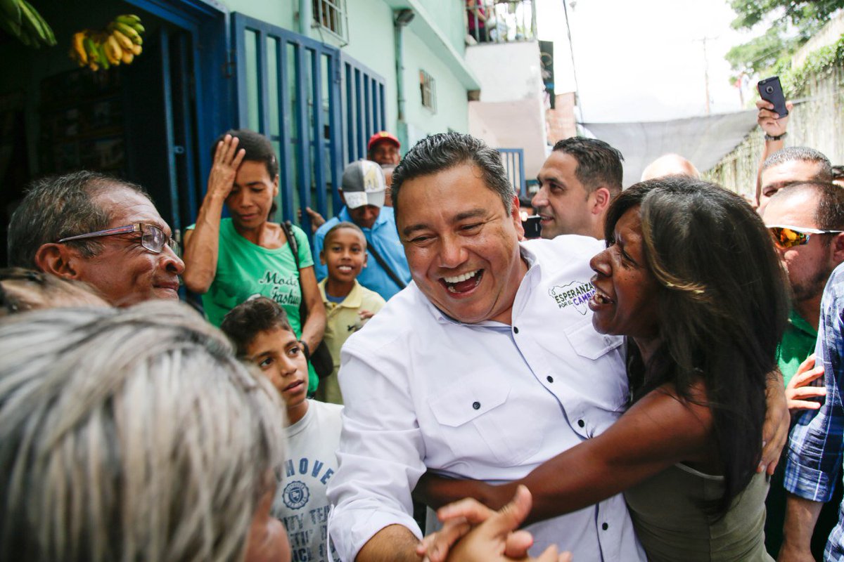 JAVIERBERTUCCI's tweet photo. Hoy estuve abrazando y recorriendo toda la línea de Petare en el sopazo, diciéndole a la gente que no desmayemos, que aún hay esperanza en este país y que Petare vivirá mejores días porque el cambio ya empezó. #SopaSinCarnet https://t.co/mjBWJLNJaM