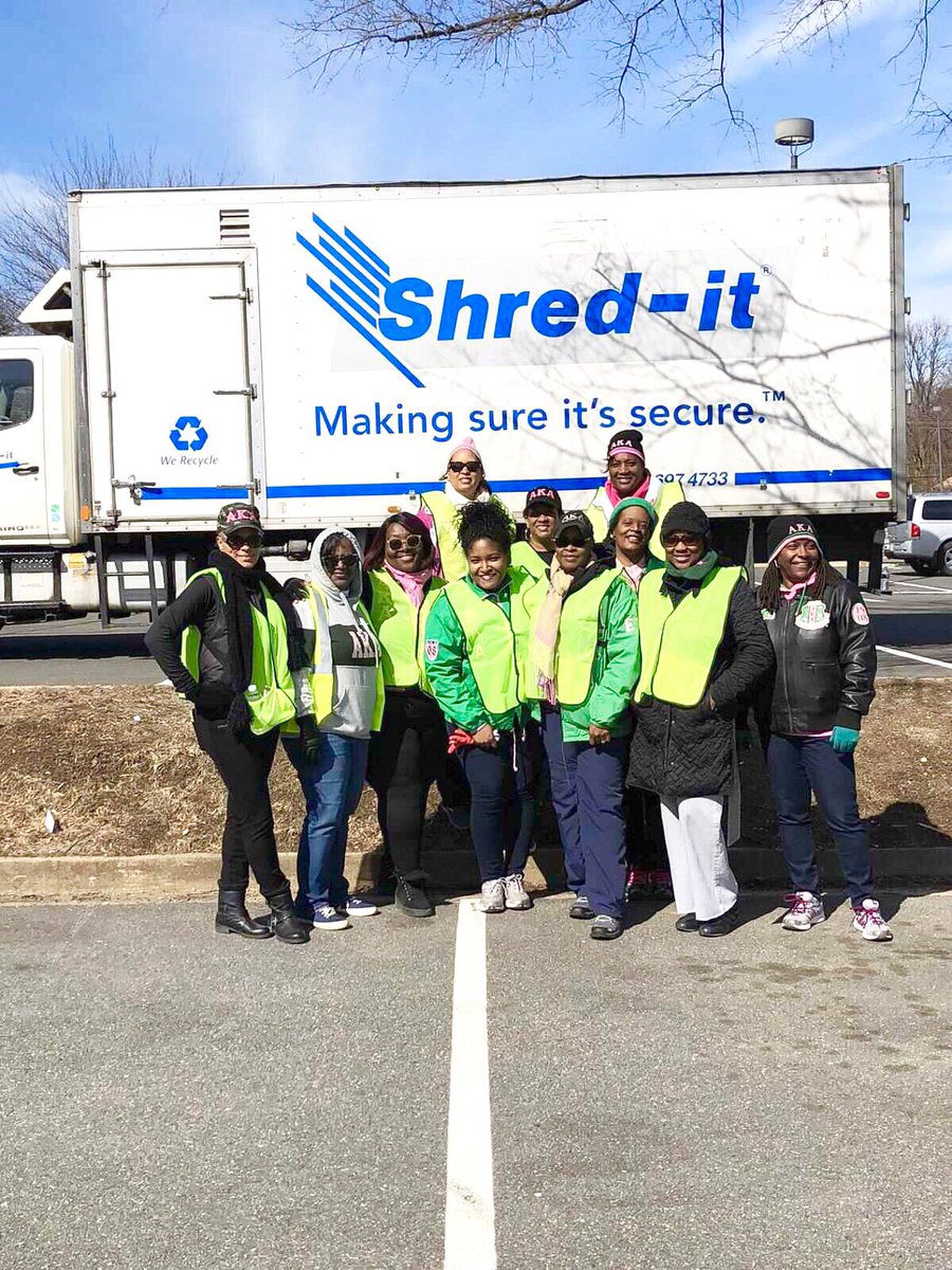 XiZetaOmegaAKA's tweet photo. 💗Xi Zeta Omega Sorors and friends serving our community. #NBC4ShredItDay #xzoAKA #AKA1908 #NAR1908 #AKA110 #ServingTheCommunity 💚 https://t.co/tiWVC1cz92