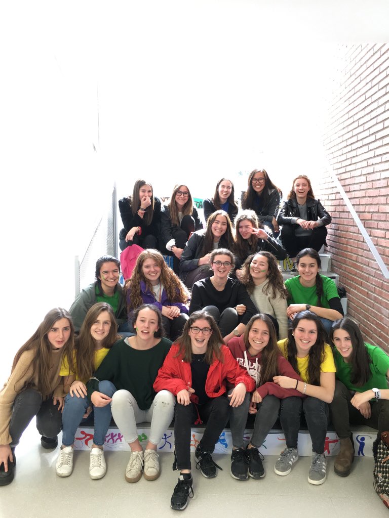 ncagigos's tweet photo. Treball d’equip, treball de competències a través del projecte Jocs Olímpics/1rBTX. @_lavall #aude https://t.co/CMaJeOlYqq
