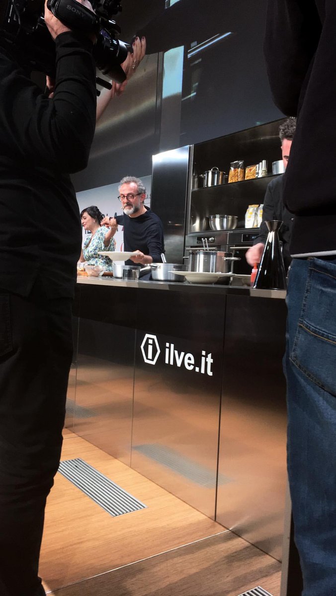 nardalessandra's tweet photo. Il gusto di non sprecare. Ingredienti ordinari, piatti straordinari con @massimobottura @Tommasolabate @angelafrenda
#ciboaregoladarte #refettorioambrosiano
Quel giorno che assaggiai un passatello che voleva essere una pizza https://t.co/OwHx2hejqC