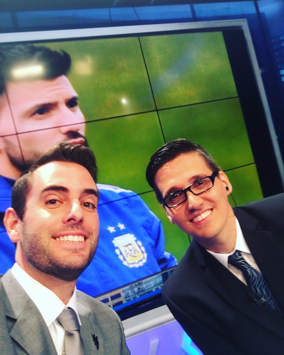 emilianoraggi's tweet image. Al aire en el sábado de #CentralFox en vivo hasta las 21 @FOXSportsArg junto a @mavegol. Nota con @aguerosergiokun 🙌🇦🇷 de la mano de @marcelosottile 😊⚽️ Siempre con @devreoficial 👔 y los detalles de #Brona 👏