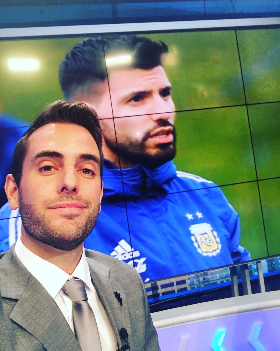 emilianoraggi's tweet image. Al aire en el sábado de #CentralFox en vivo hasta las 21 @FOXSportsArg junto a @mavegol. Nota con @aguerosergiokun 🙌🇦🇷 de la mano de @marcelosottile 😊⚽️ Siempre con @devreoficial 👔 y los detalles de #Brona 👏