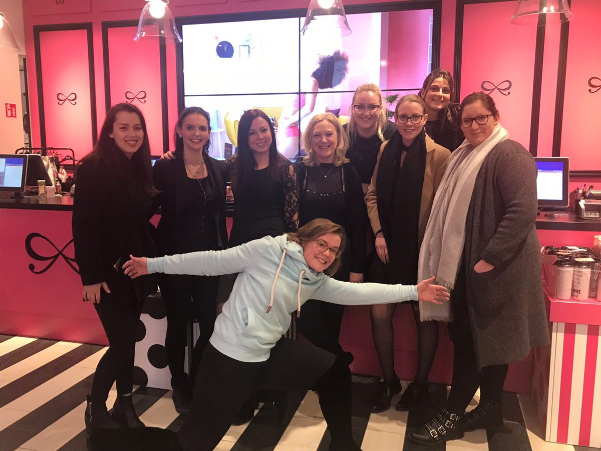 Had an amazing evening with the Hunkies 🎀👑💕 #hunkemöller #oneteamonedream #fun #flagshipgent <a href="/KimberlyDeC/">Kimberly de Coninck</a>  <a href="/tishvantroys/">Tish Van Troys</a> <a href="/annickpele/">annick peleman</a> <a href="/DensDominique/">Dominique Dens</a>
