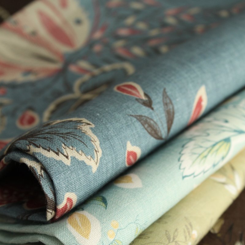 TuckerandMarks's tweet photo. #thepowerofpattern A Suzanne Tucker #suzannetuckerhome classic: printed on a finely woven linen, Hatley depicts a fantasy garden with stylized leaves, trailing vines and flowering branches from an English document circa 1830. Request samples at info@suzannetuckerhome.com https://t.co/vbqBfVS4Ex