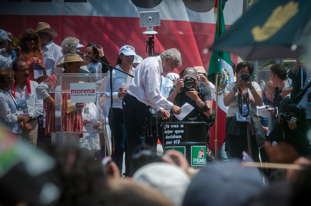 MexElects's tweet photo. In our latest blog post, #KurtHackbarth reports on #AMLO's handling of the delicate issue of #Oil privatization in #Mexico. https://t.co/77auX46n1g #CIA #EnriquePeñaNieto #Iran #Mexico2018 #oilprivatization #PEMEX #QatarPetroleuum #Shell #Elecciones2018 https://t.co/XzFJmRyWB2