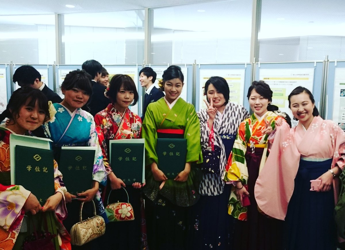 香川大学創造工学部先端マテリアル科学コース 卒業式でした 七色の乙女たちです 香川大学 七色