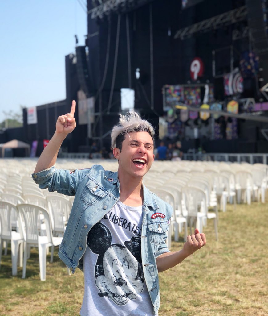 juanfecastrob's tweet photo. Y de repente estás bailando para 10mil personas 
Let’s Rock Perú 🇵🇪!!
#GiraPolinesia https://t.co/MVbIwOWbeO