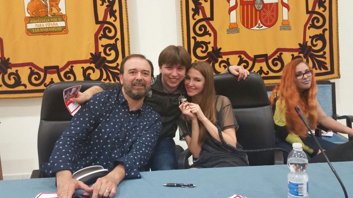 AdriYad7's tweet photo. En EsteponGo, con el gran @BOSCHMENDEZ y la maravillosa @anadecastronow. Y muchísimas gracias a los majísimos @PabloDLagares y @BarredaJesus por las firmas. 😁😉 Sois lo mejor de estos eventos. https://t.co/j951Wq319n