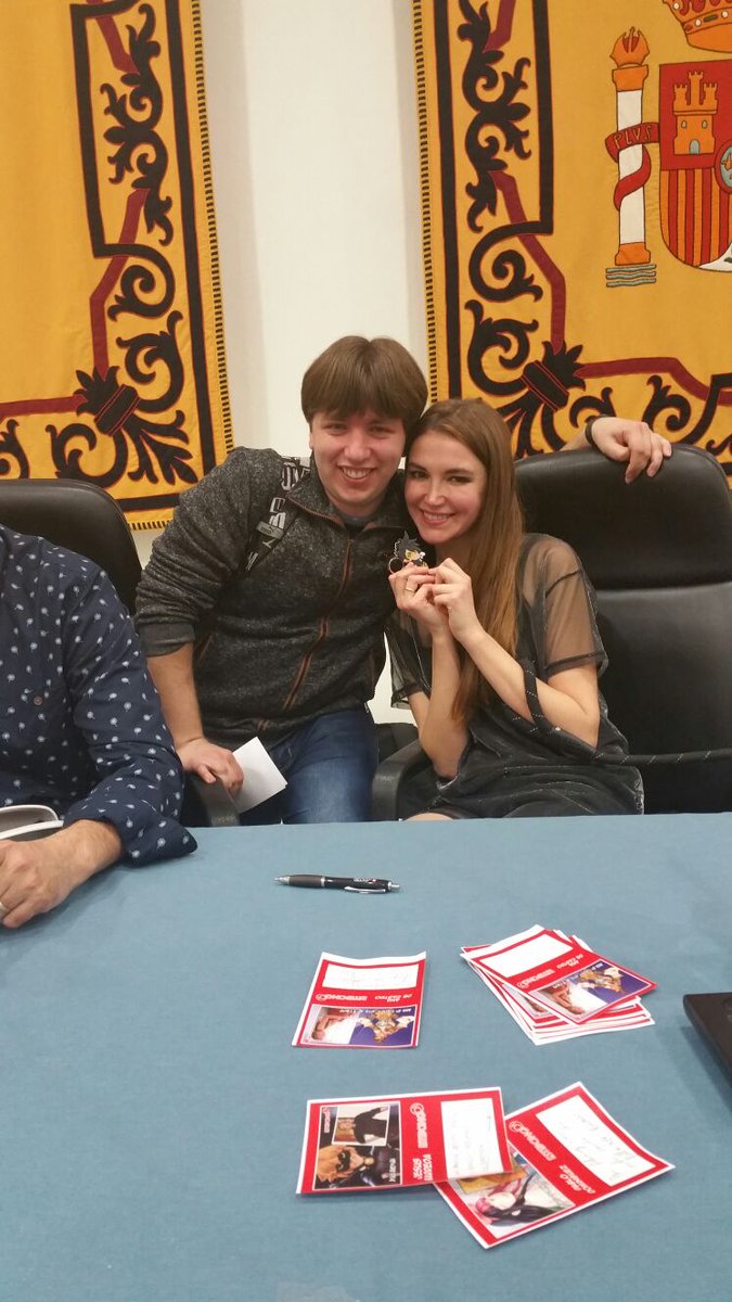 AdriYad7's tweet photo. En EsteponGo, con el gran @BOSCHMENDEZ y la maravillosa @anadecastronow. Y muchísimas gracias a los majísimos @PabloDLagares y @BarredaJesus por las firmas. 😁😉 Sois lo mejor de estos eventos. https://t.co/j951Wq319n