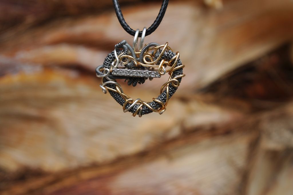 Rawvolutionjwls's tweet image. Happy Saturday everyone! 

This Russian Cubic Zirconium is wrapped in gold and stainless steal.