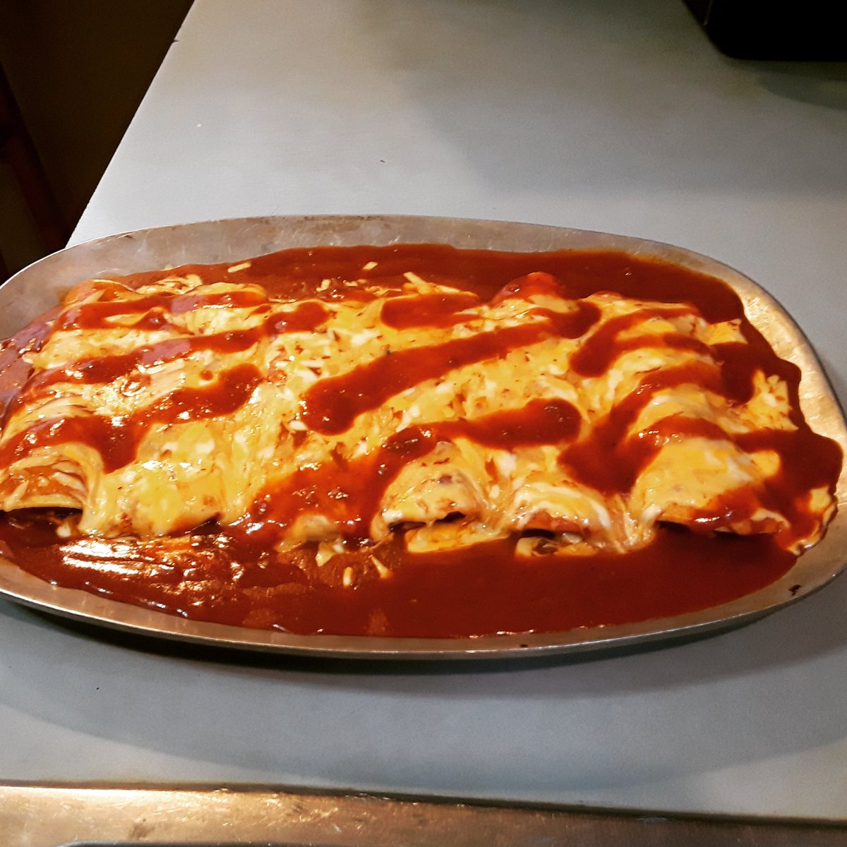 AJLester11's tweet photo. SPICY CHIX & BLACK BEAN GRINGO ENCHILADAS🤣😜😎 #SO #MUCH #CHEESE #SwimmingInSAUCE #SalsaRoja #FireSauce #HotSauce #ChipotleGouda #CheddaJack #SpiceLife #TreatYoSelf #DevourPower #Sharezees #Blakespiration #FeastMode #BeastMode #SaturdaySmashFest https://t.co/e5cRvNjQfd