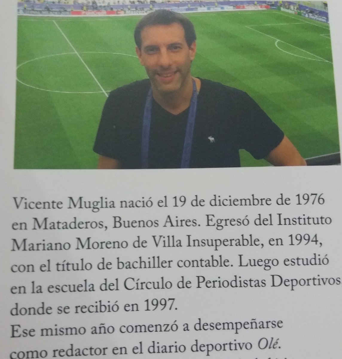 giselleilluzzi's tweet photo. Como oriunda de #VillaInsuperable y criada en #Mataderos no puedo dejar de destacar el orgullo que siento por este periodista @VicenMuglia que escribió una obra de arte del mejor técnico del mundo #PepGuardiola #ChePep quien la conocía y ya la tiene en sus manos. https://t.co/rNKG0ZWse5