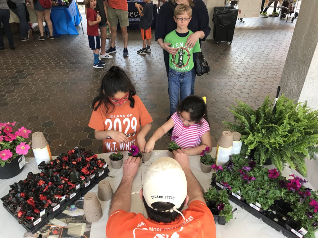 lisarbsmith's tweet photo. A huge thank you to@DTywon &amp; Home Depot for being a great partner to @WTWHighSchool! https://t.co/O8TvOljhBg