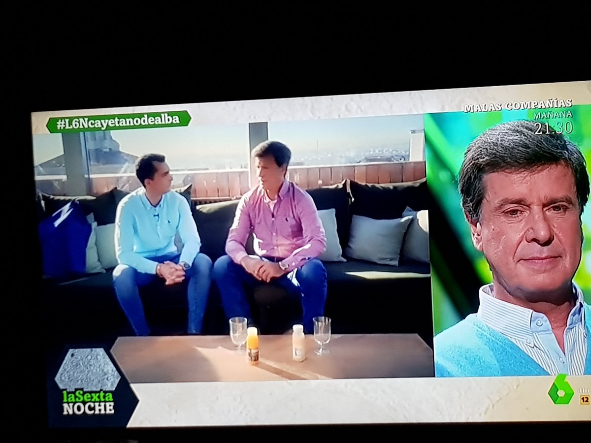 Entretuyyo2017's tweet photo. Nuestro presentador @carlosrbenedito e invitado #CayetanoMartinezdeIrujo en @laSextaTV 
#L6NCayetanodealba
https://t.co/a7yfukuqSa https://t.co/EiHMevnjOP