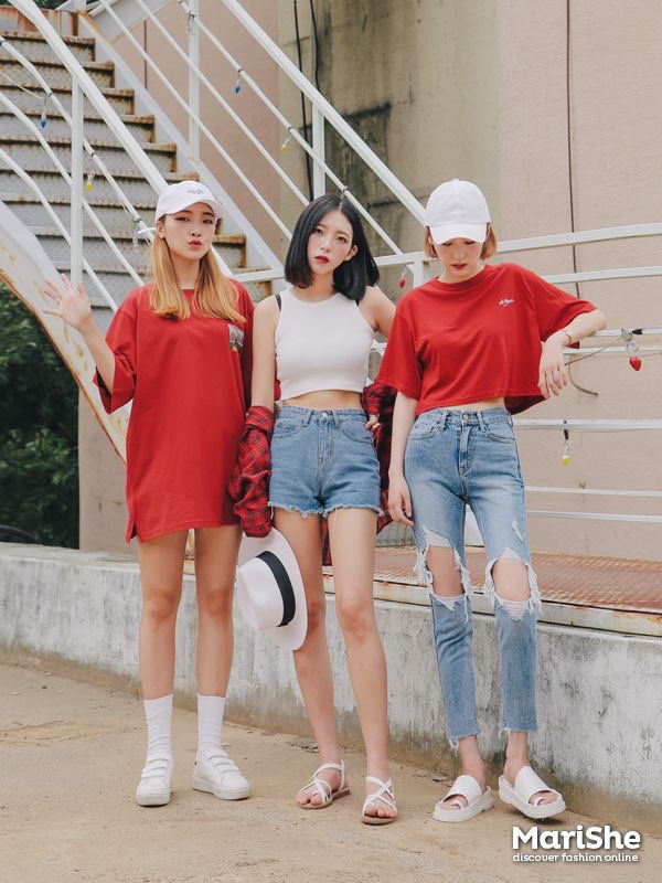 same_store's tweet image. #วันอาทิตย์สีแดง 💋 ครีเอทลุควันหยุดง่ายๆ ด้วยเสื้อยืดสีแดง ใส่คู่กับกางเกงยีนส์ จะขาสั้นขายาวก็ตามถนัดเลยจ้า แดดแรงๆแบบนี้หาหมวกสีขาวสักใบมาใส่ แล้วคอมพลีทลุคนี้ด้วย #ลิปสติก สีแดง รับรองว่าเริ่ด! 

——-

ลิปสติก Same ทาได้ทั้งตา แก้มและปาก
ราคา 359 บาท ส่งฟรีจ้า สั่งใน DM ได้เลย