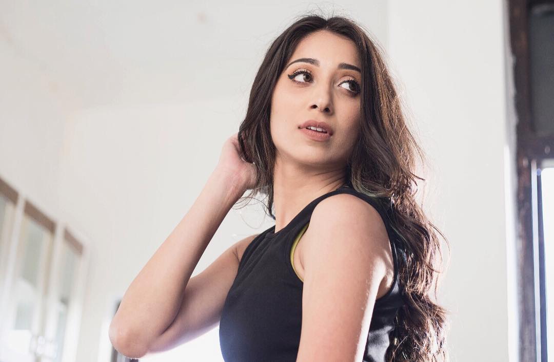 VrushikaM_FC's tweet photo. Vrushika in a candid shot while slaying her @fitzupofficial Holi Ad Shoot! @VrushyyMehta #holifit https://t.co/8oS0CakBrL