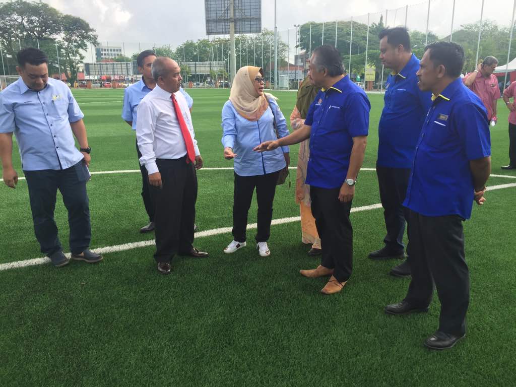 25 Mac 2018 | Majlis serahan projek Pembinaan Padang Bola Sepak Tiruan (artificial turf) di Kompleks Sukan Padang Perdana, Kota Bharu,  Kelantan | Projek Siap Serah Secara 3 in 1 | Tahniah kpd semua yg terlibat | <a href="/JKRMalaysia/">JKR Malaysia</a> <a href="/RoslanMdTaha/">Roslan Md Taha</a> <a href="/AJamrus/">AzmanJamrus</a>  <a href="/JKRKelantan/">ᴊᴋʀ ɴᴇɢᴇʀɪ ᴋᴇʟᴀɴᴛᴀɴ</a> <a href="/JKRKOTABHARU/">JKR Jajahan Kota Bharu Rasmi</a>