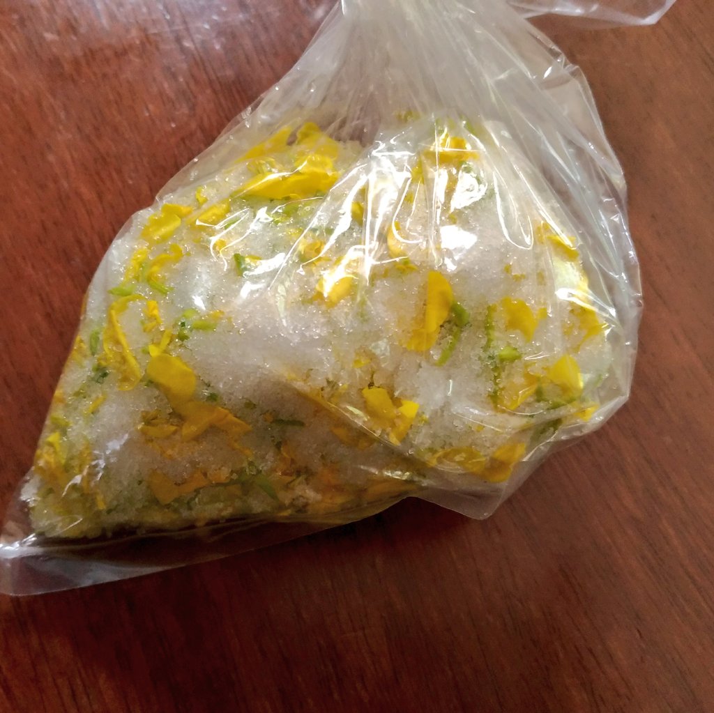 にゃごにゃ 菜花の砂糖漬け仕込み 三枚目みたいな感じで使えます 花房を水で優しく洗う 水分とりつつ虫チェックしつつ 花柄つけないように花部分を摘み取る 虫最終チェックしてグラニュー糖と混ぜる しばらくすると水分出てくるので冷蔵庫内で乾燥 にゃごにゃ 菜花の砂糖漬け仕込み 三枚目みたいな感じで使えます 花房を水で優しく洗う 水分とりつつ虫チェックしつつ 花柄つけないように花部分を摘み取る 虫最終チェックしてグラニュー糖と混ぜる しばらくすると水分出てくるので冷蔵庫内で乾燥