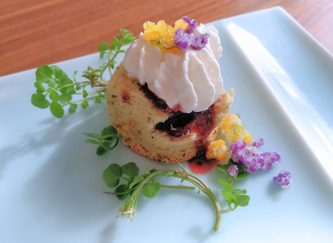 にゃごにゃ 菜花の砂糖漬け仕込み 三枚目みたいな感じで使えます 花房を水で優しく洗う 水分とりつつ虫チェックしつつ 花柄つけないように花部分を摘み取る 虫最終チェックしてグラニュー糖と混ぜる しばらくすると水分出てくるので冷蔵庫内で乾燥
