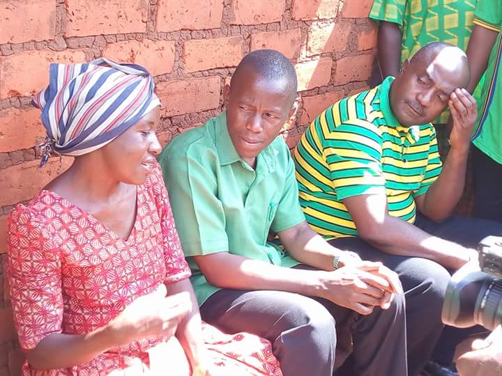 Katibu wa NEC Itikadi na Uenezi Taifa Ndg Humphrey Polepole akipata maelekezo toka kwa mmoja wa wanufaika wa mradi wa Tasaf aliyefanya vizuri zaidi na kuwa mbunifu kwa kuanzisha miradi ya ufugaji wa kuku wa kienyeji, nguluwe na ujenzi wa nyumba ya kisasa.