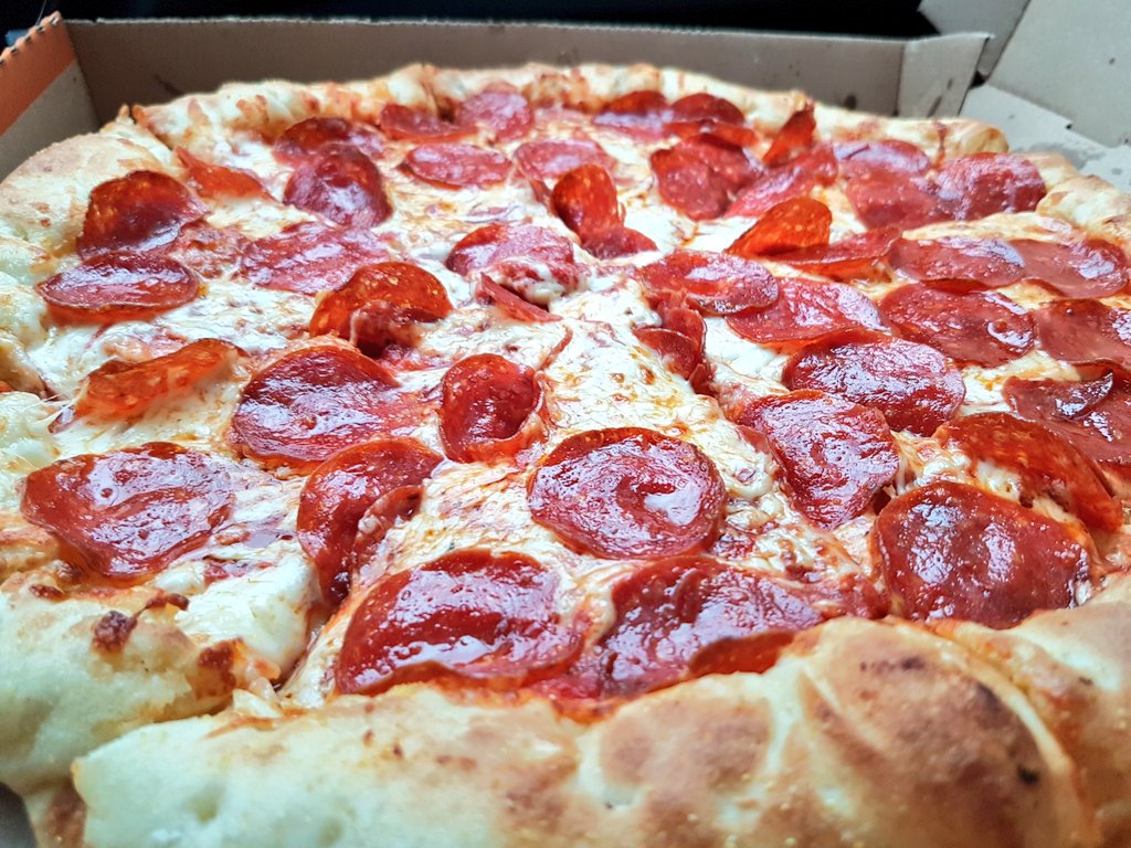843Bryant's tweet photo. Had a photoshoot with my #GalaxyS7 &amp; @littlecaesars #StuffCrust 🍕 #Pizza 🍕 https://t.co/dDG6uISu9v